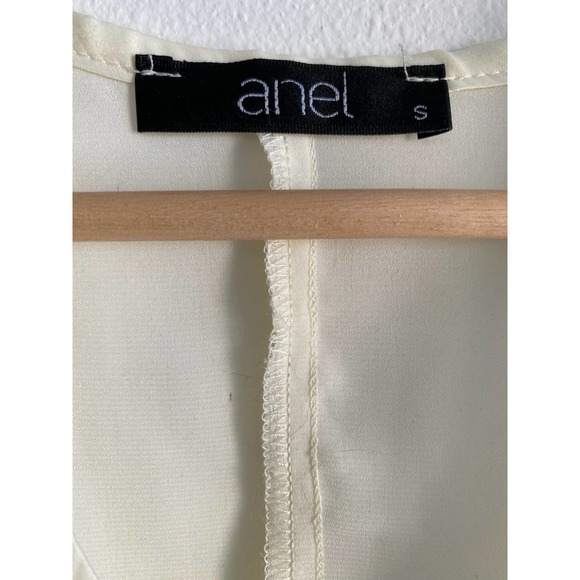 Anel Cropped V-Neck Top - Picture 3 of 3
